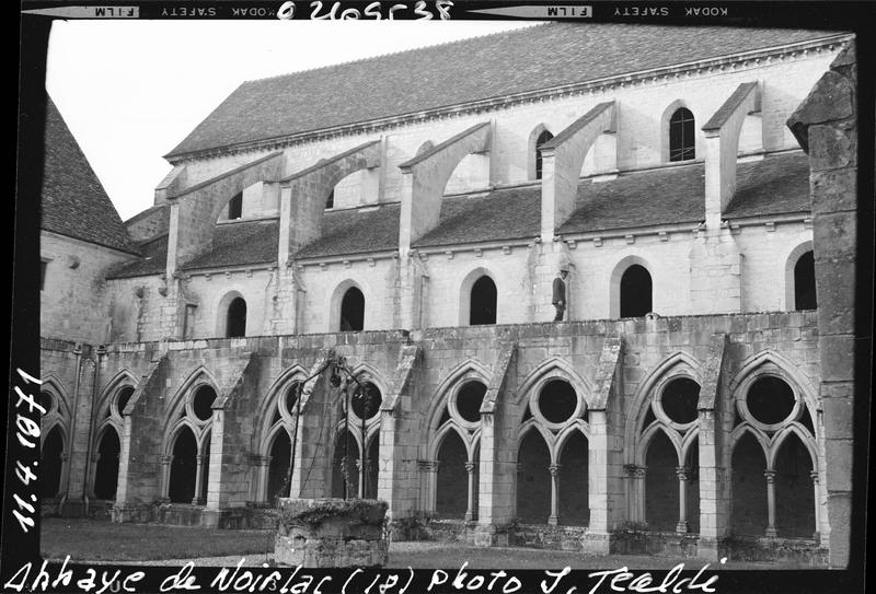 Cloître : galerie à arcades sur jardin