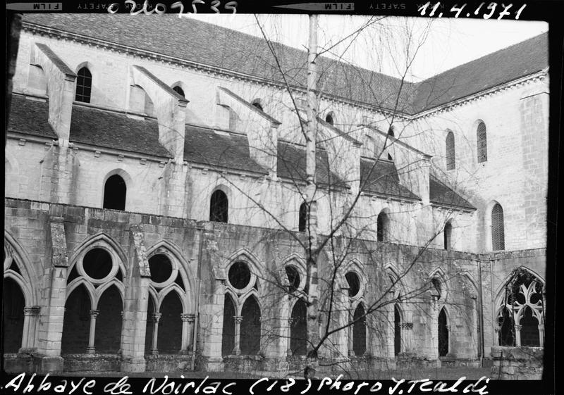 Cloître : galerie à arcades sur jardin