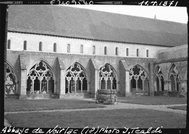 Cloître : galerie à arcades sur jardin