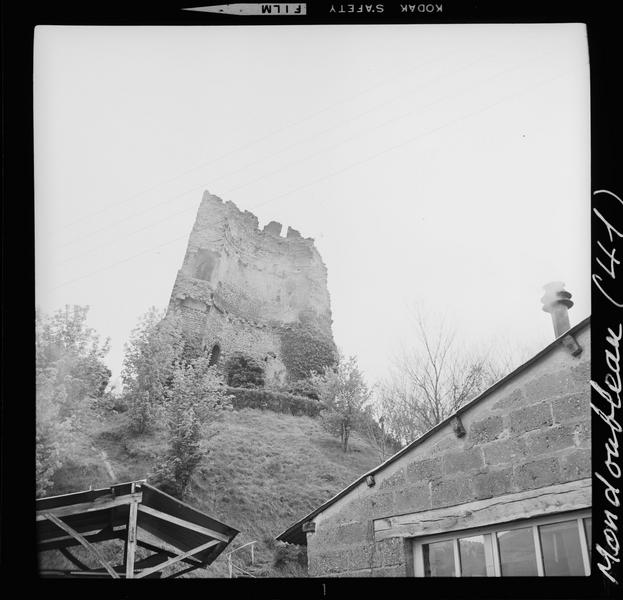 Donjon en ruines depuis le village