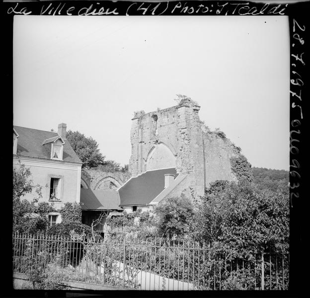 Ruines du prieuré dans le village