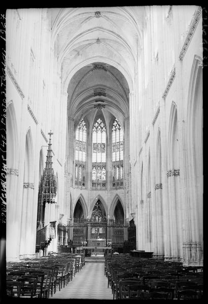 Intérieur : la nef vers le choeur