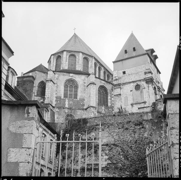 Abside depuis des maisons