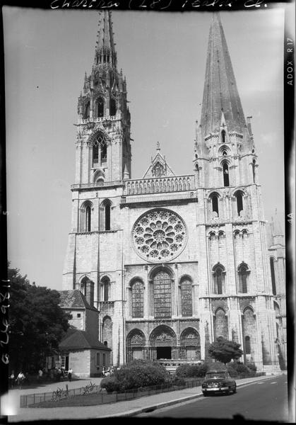 Façade ouest sur une place