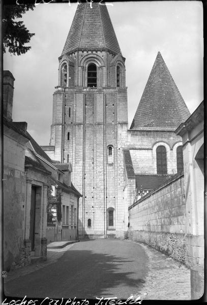 Clocher-porche depuis une rue