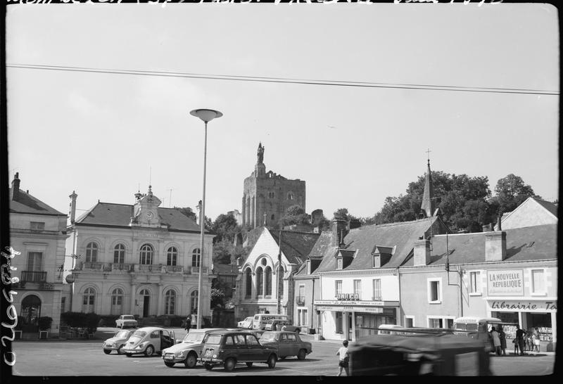 Donjon pris du village, maisons sur une place