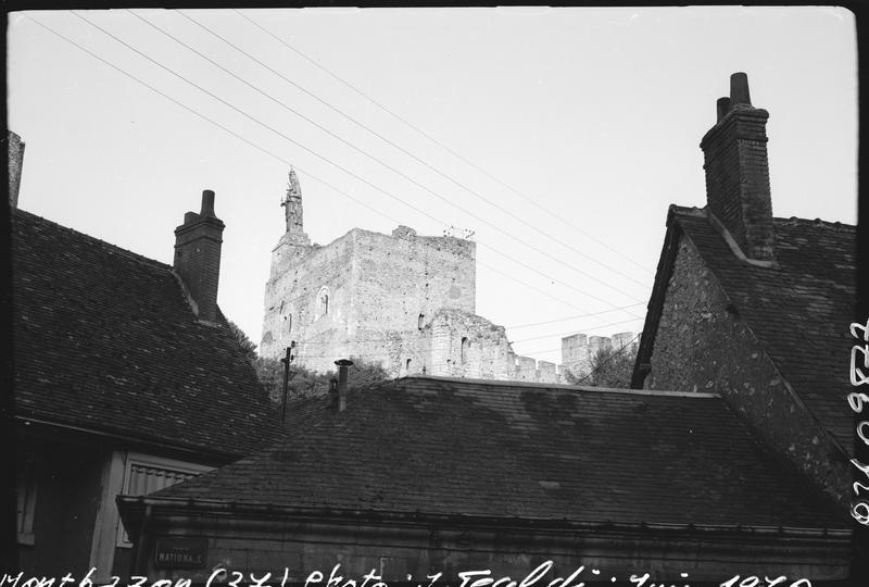 Donjon depuis des toitures