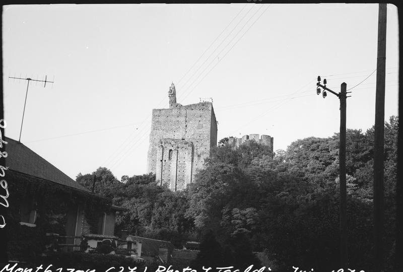 Donjon depuis des maisons