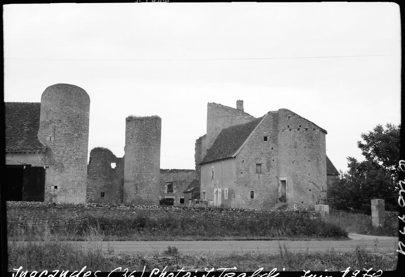 Logis et vestiges des tours