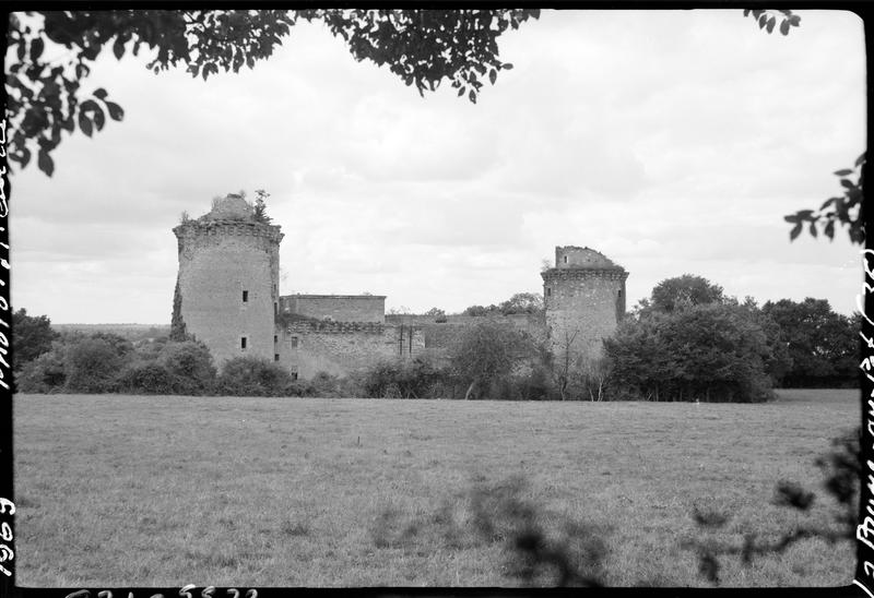 Tours et mur d'enceinte en ruines