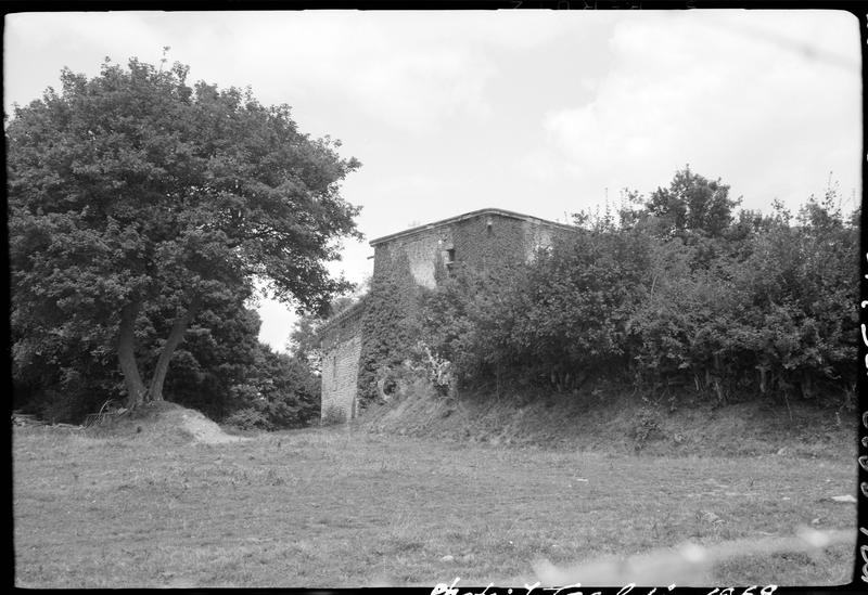 Tour carrée en ruines