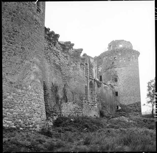 Tour et mur d'enceinte en ruines