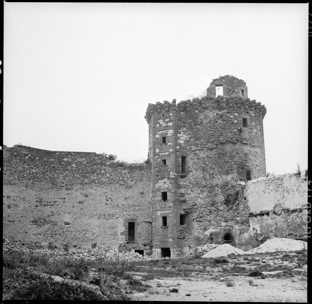 Tour en ruines