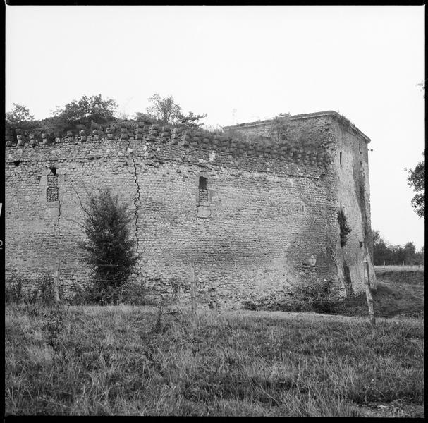 Mur d'enceinte en ruines