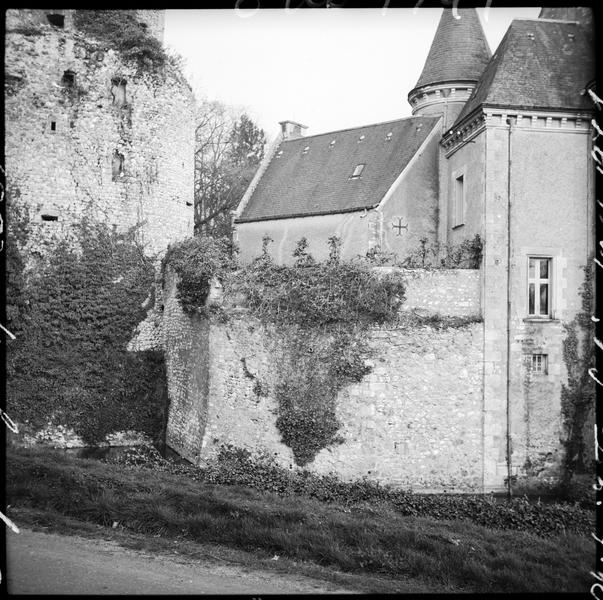 Donjon en ruines et logis restauré