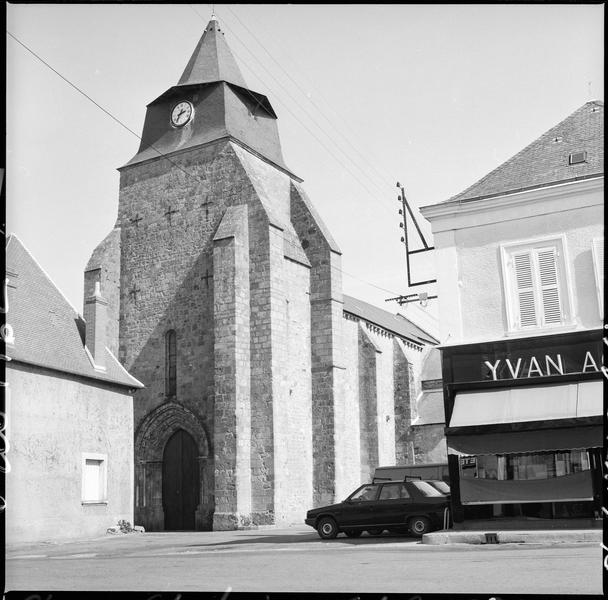 Clocher à l'ouest sur une place