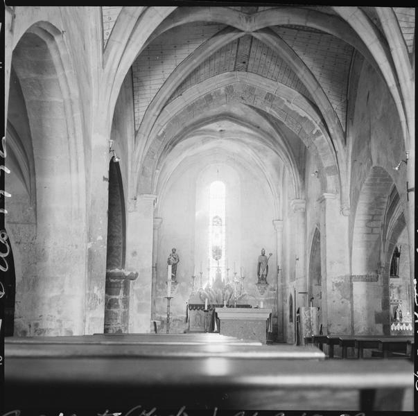 Intérieur : la nef vers le choeur