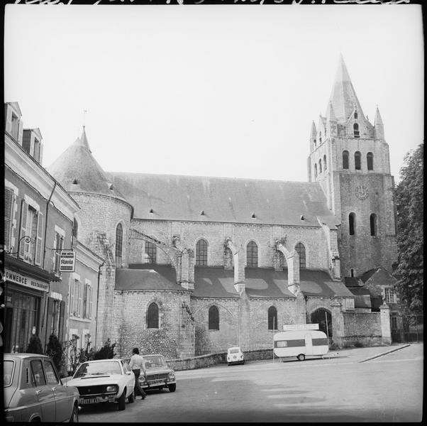 Façade nord, transept et clocher sur une place