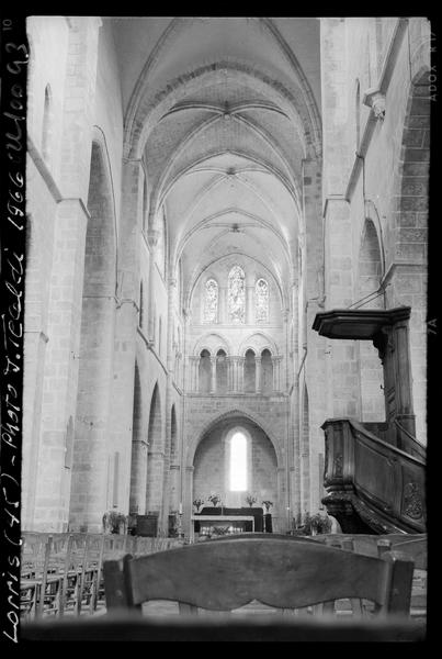 Intérieur : la nef vers le choeur