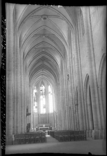 Intérieur : la nef vers le choeur