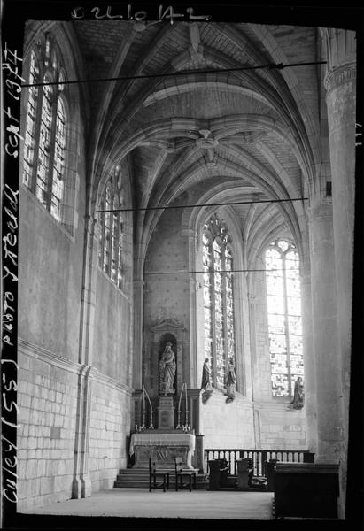 Intérieur : statue dans la nef