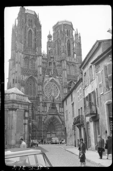 Façade ouest depuis une rue