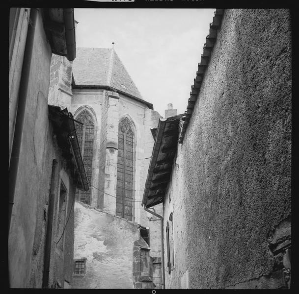 Abside entre deux maisons