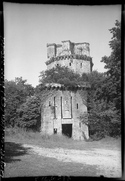 Porte fortifiée et donjon