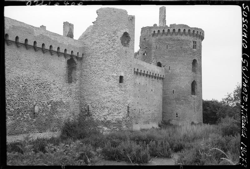 Tour d'angle nord-ouest et mur d'enceinte