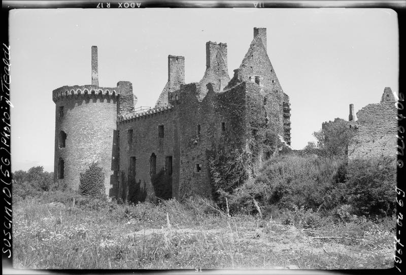 Tour et logis en ruines