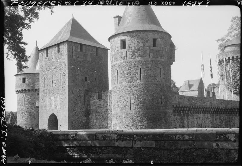 Châtelet d'entrée : tours du Hallay et de la Haye Saint-Hilaire