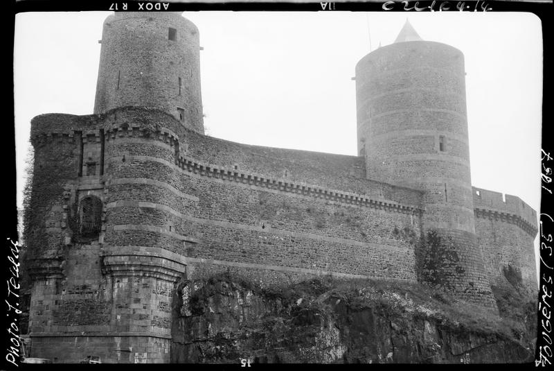 Tour Mélusine et des Gobelins à l'ouest