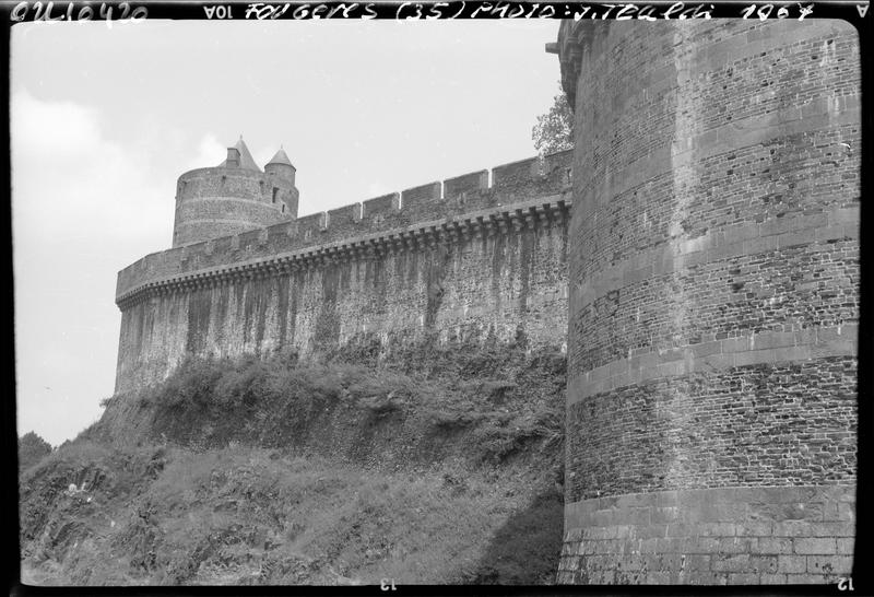 Tour Mélusine et mur d'enceinte