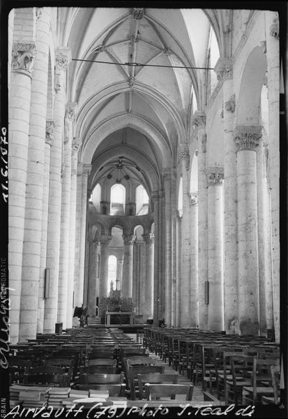 Intérieur : la nef vers le choeur