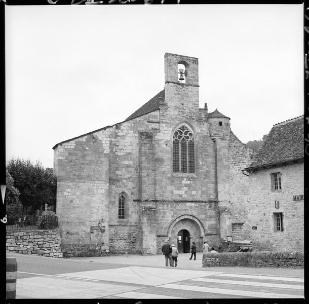 Façade ouest et clocher sur une place