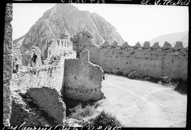 Cour intérieure, remparts en ruines