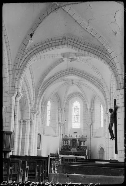 Intérieur : la nef vers le choeur