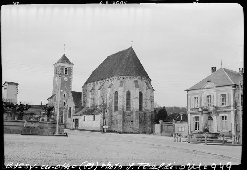 Ensemble sud-est et clocher depuis une place