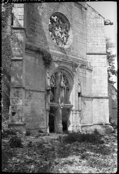 Façade ouest en ruines