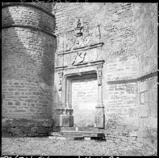 Porte murée du transept sud