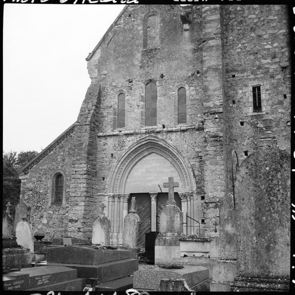 Façade ouest, cimetière au premier plan