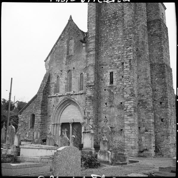 Façade ouest, cimetière au premier plan