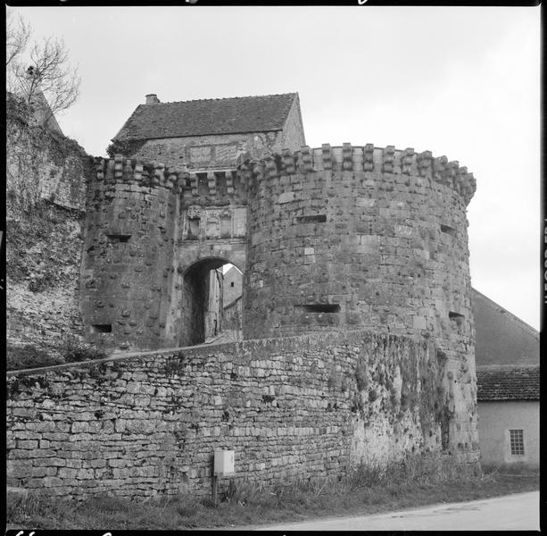 Porte sur l'enceinte fortifiée