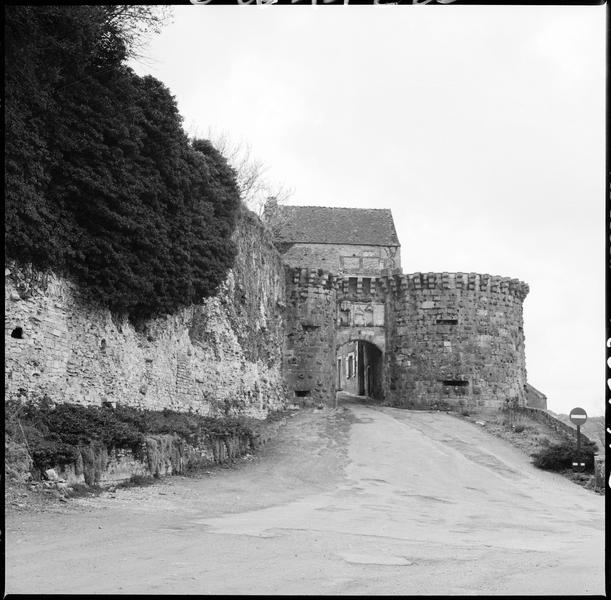 Porte sur l'enceinte fortifiée