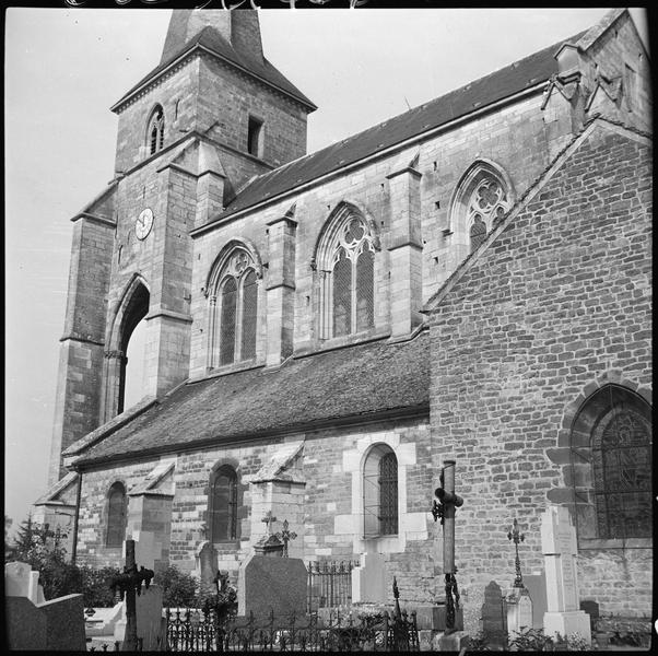 Façade sud, cimetière au premier plan