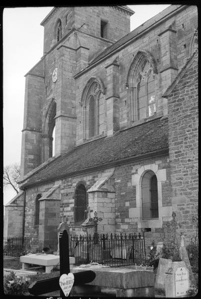 Façade sud, cimetière au premier plan