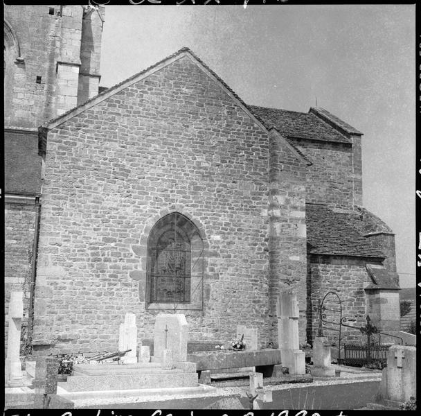 Transept sud, cimetière au premier plan