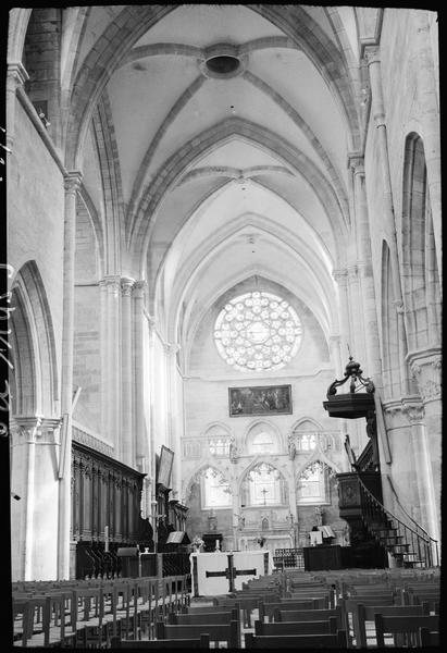 Intérieur : la nef vers le choeur