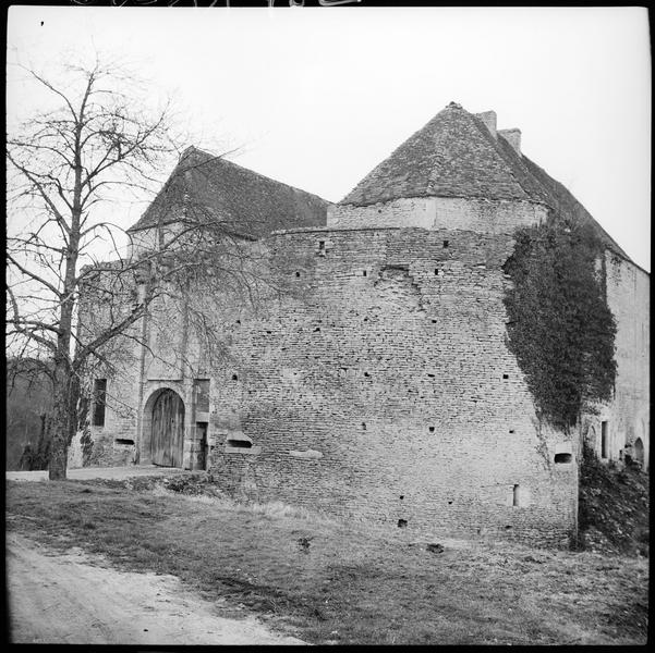 Châtelet d'entrée et tour