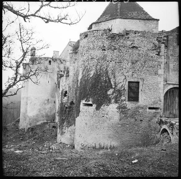 Enceinte et tours en ruines